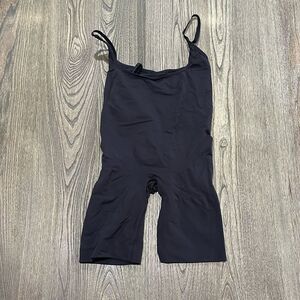 NWOT Skims Everyday Sculpt Mid Thigh Bodysuit Shapewear Scoop Neck Black Size L